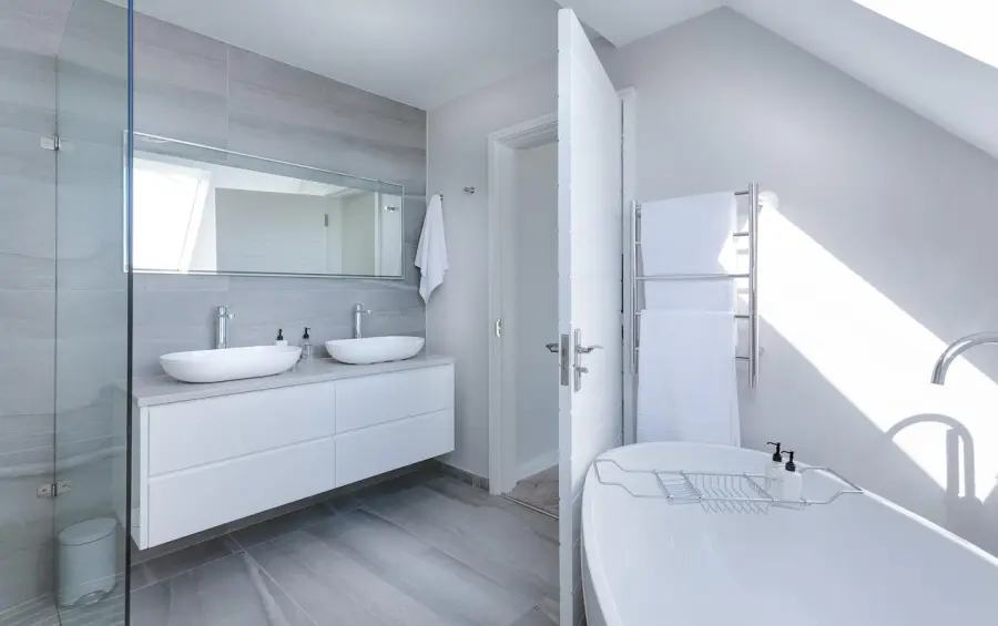 Linee sospese e volumi compatti: le nuove tendenze nell’arredo bagno